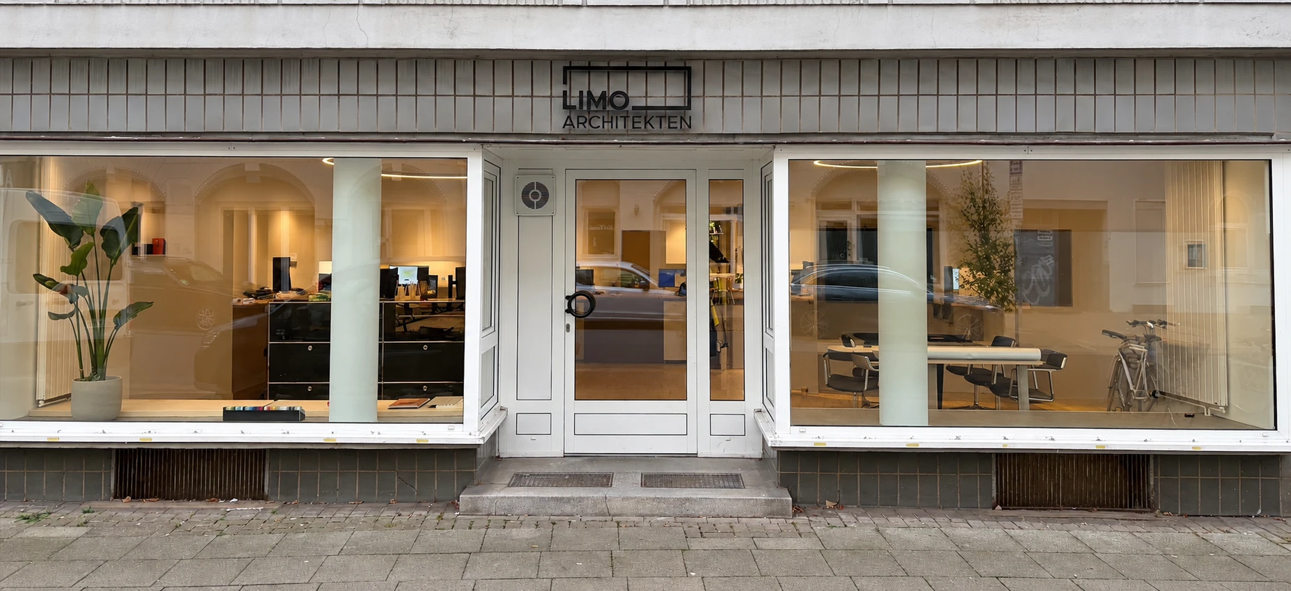 Büro von LIMO Architekten mit Schaufenstern und Logo über dem Eingang